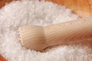 低盐真的是越低越好吗？每天最好吃多少盐呢？