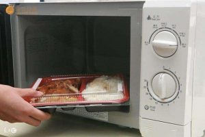 塑料碗在微波炉里加热会产生有毒物质!