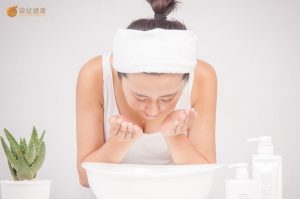 用冷水洗脸对眼睛好！