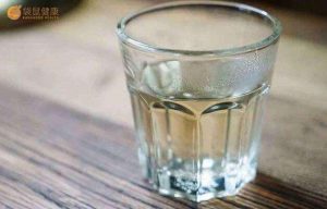 泡温泉要及时补充水分，多喝水！