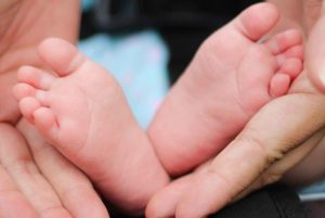 检查幼儿双脚，预防感染手足口病