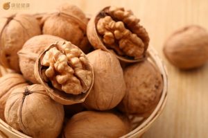 核桃煮粥食用,对眼睛干涩有好处