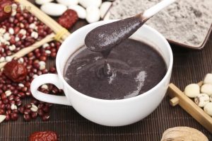 黑豆或者红枣熬粥也可以保护眼睛