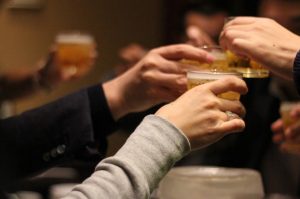 成年人手足口病切记不能喝酒
