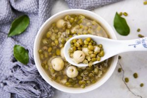 夏天喝绿豆汤加点莲子更加养生！