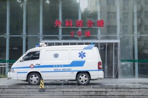 考虑到可能需要来回跑，所以交通是否便利也很重要